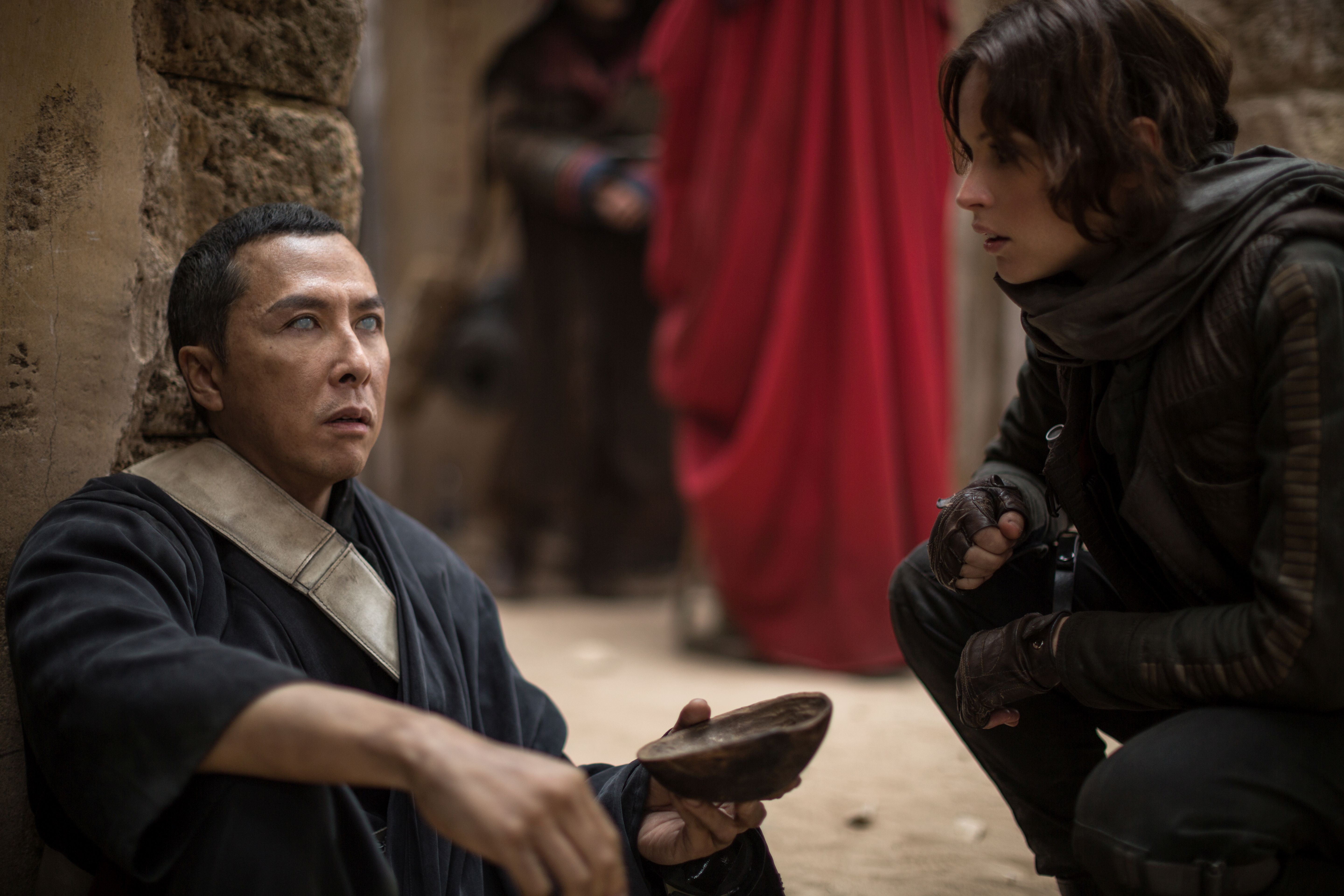 Rogue One: A Star Wars Story..L to R: Chirrut Imwe (Donnie Yen) and Jyn Erso (Felicity Jones)..Ph: Jonathan Olley..© 2016 Lucasfilm Ltd. All Rights Reserved.